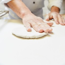 Préparation d'une tarte flambée