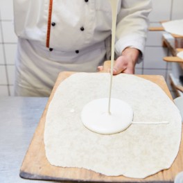 Préparation d'une tarte flambée