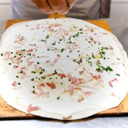 Préparation d'une tarte flambée
