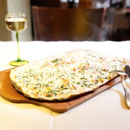 Préparation d'une tarte flambée